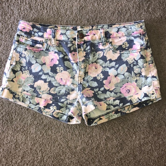 Floral print jean shorts - Picture 1 of 3